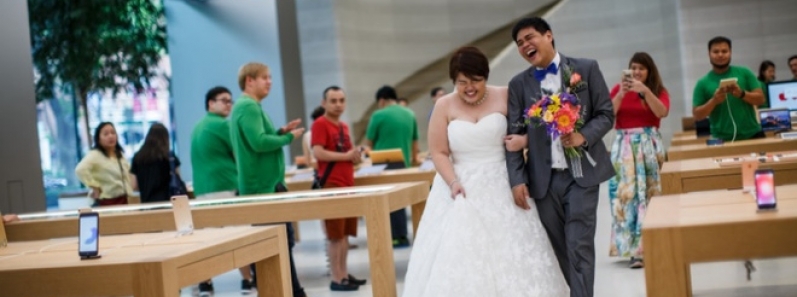 Apple Store ở Singapore đẹp đến mức đôi vợ chồng này còn tổ chức chụp ảnh cưới ở đó