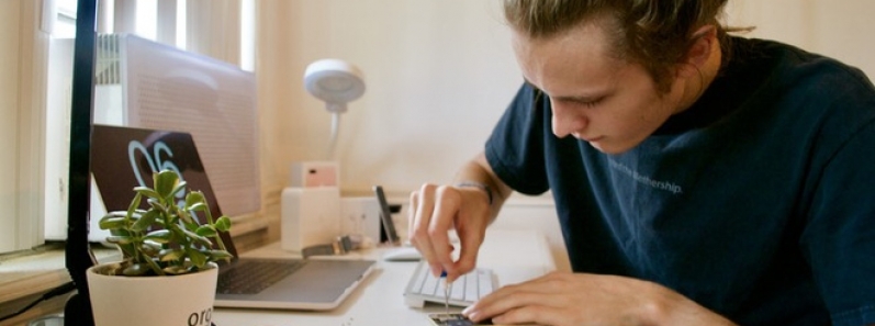 Hai thanh niên này đều kiếm được hơn 20 ngàn USD trong hè nhờ… sửa iPhone